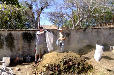 Compost-making Casa Colibri